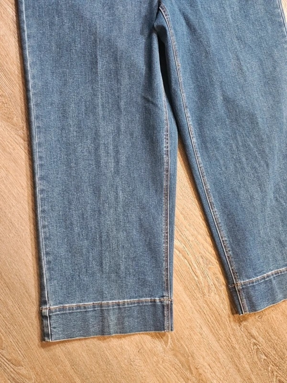 Classic Blue Women’s Crop Jeans - Picture 4 of 5